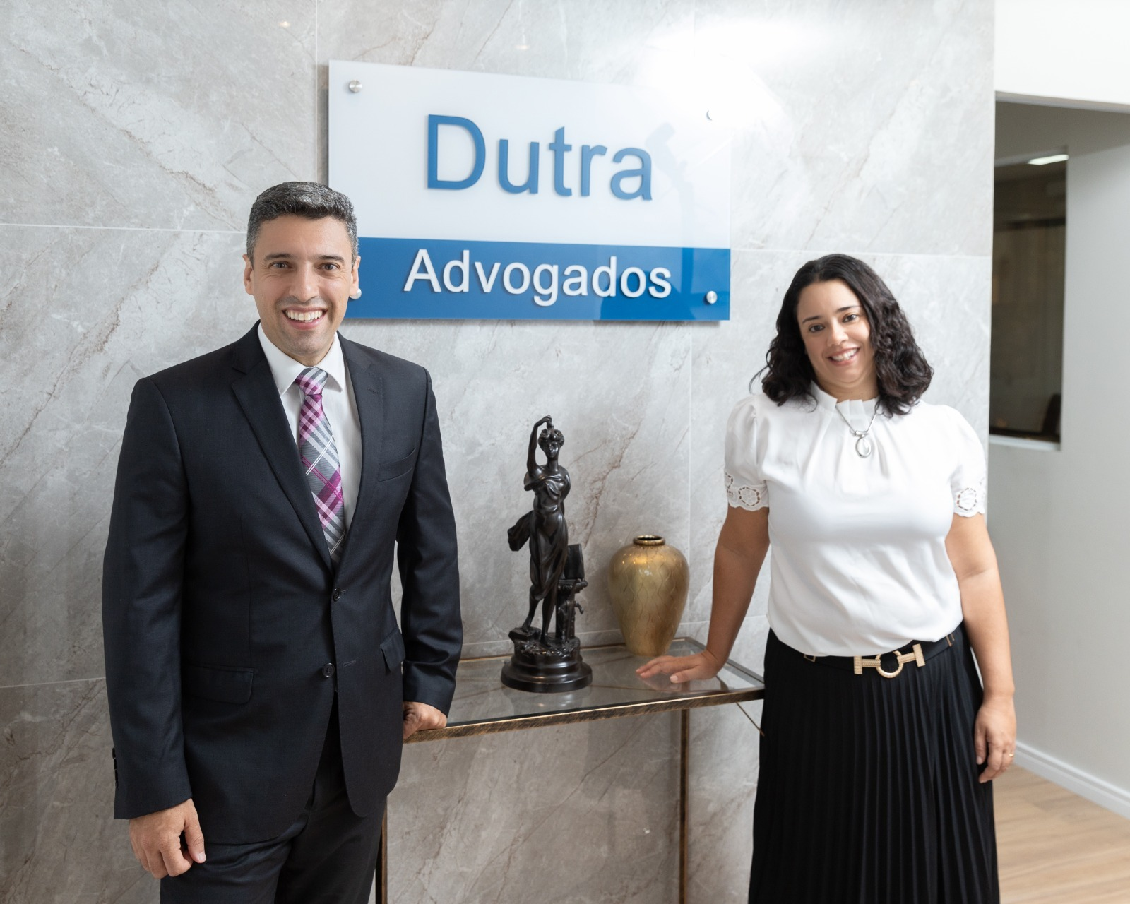 Equipe Dutra Advogados na recepção do escritório